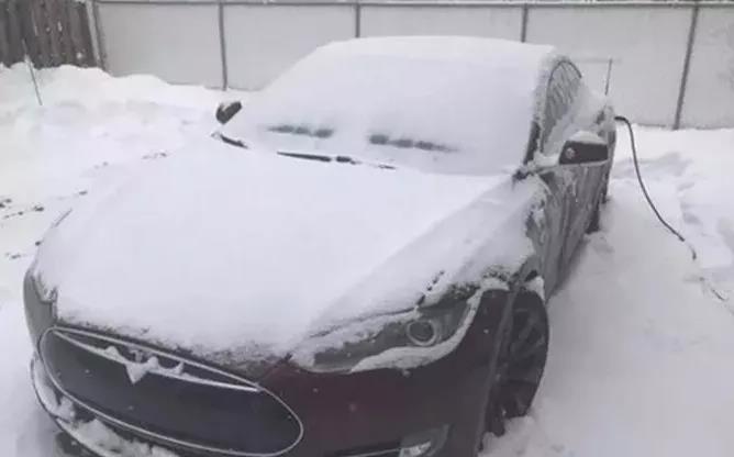 coche en la nieve